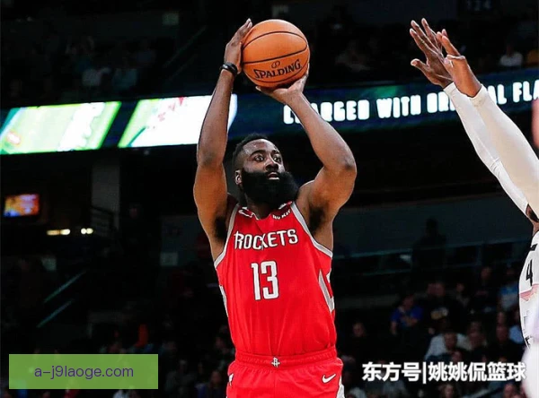 哈迪急停后撤动作教科书级，防守人只能目送球入网